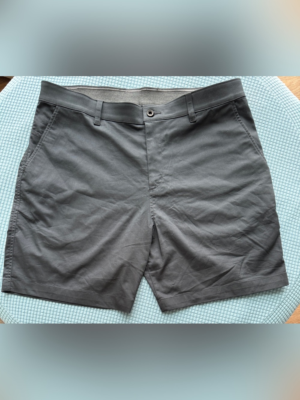 Nike men’s size 38 golf / casual shorts.